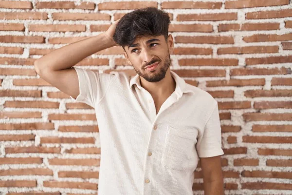 Homem Árabe Com Barba Sobre Tijolos Parede Fundo Confundir Perguntando — Fotografia de Stock