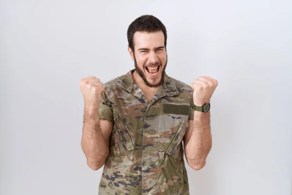 Giovane Uomo Ispanico Uniforme Militare Mimetica Che Celebra Sorpreso Stupito — Foto Stock