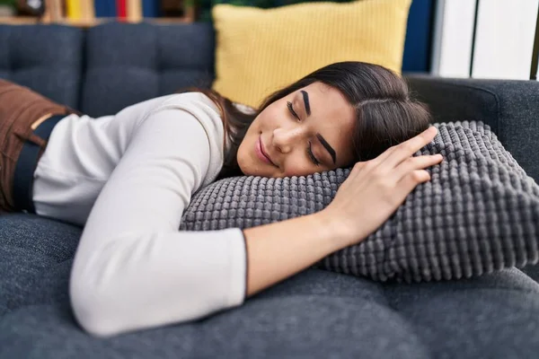 Young Beautiful Hispanic Woman Lying Sofa Sleeping Home — Photo