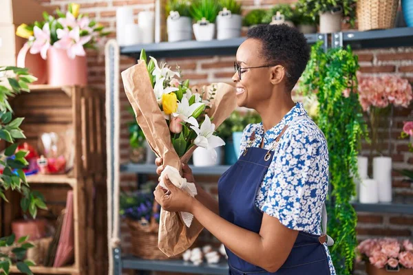 African American Woman Florist Holding Bouquet Flowers Florist — Stock Photo, Image