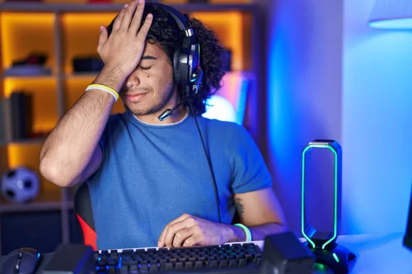 Kıvırcık Saçlı Spanyol Bir Adam Video Oyunu Oynuyor Hata Için — Stok fotoğraf