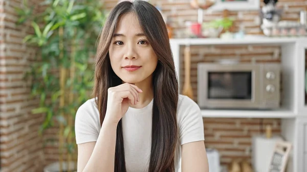 Joven Mujer China Sentada Mesa Con Expresión Relajada Comedor — Foto de Stock