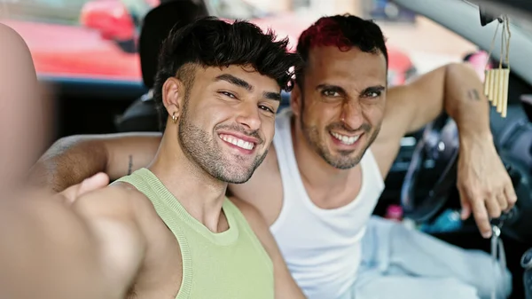 Deux Hommes Couple Faire Selfie Par Smartphone Assis Sur Voiture — Photo