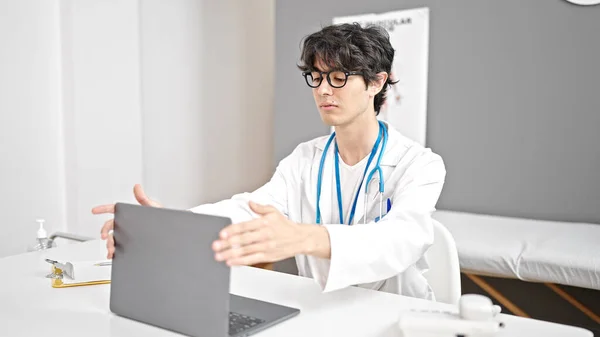 Młody Latynoski Lekarz Korzystający Laptopa Pracującego Klinice — Zdjęcie stockowe