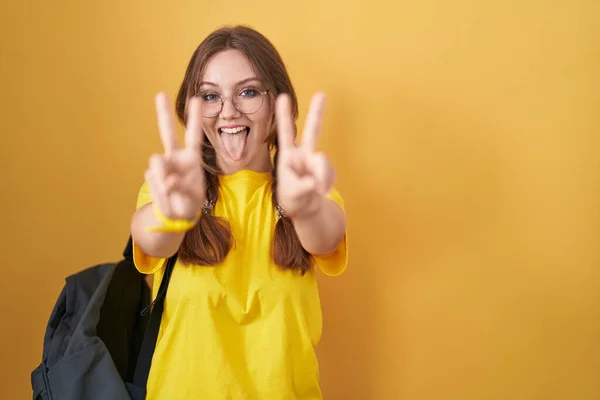 Mladá Běloška Oblečená Studentském Batohu Přes Žluté Pozadí Usmívá Vystrčeným — Stock fotografie