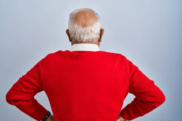 Senior Man Met Grijs Haar Staan Geïsoleerde Achtergrond Staan Achteruit — Stockfoto