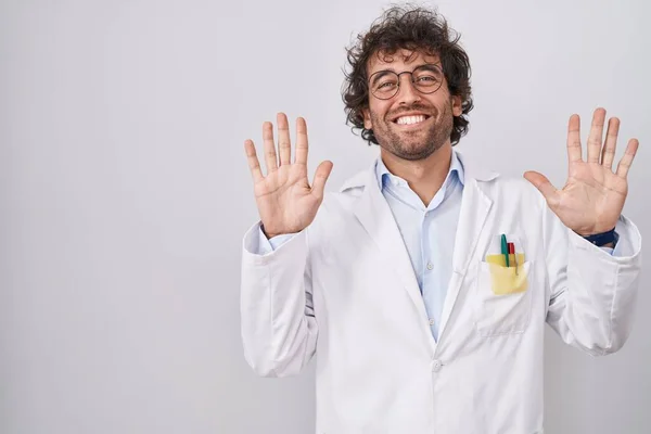 Hispanischer Junger Mann Doktoruniform Zeigt Mit Finger Nummer Zehn Nach — Stockfoto