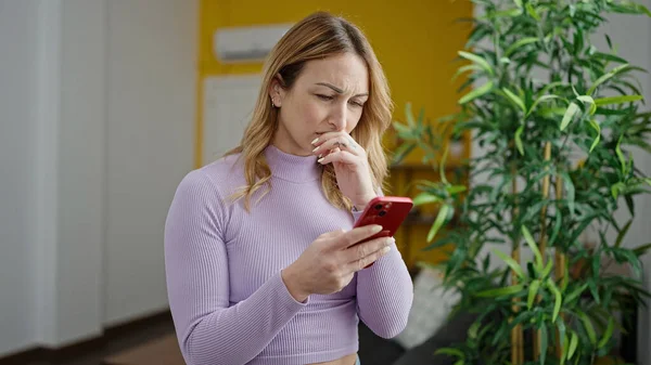 Jovem Bela Mulher Hispânica Usando Smartphone Olhando Chateado Casa — Fotografia de Stock