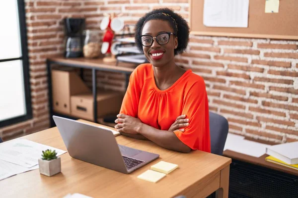 African American Γυναίκα Επιχειρηματίας Χρησιμοποιώντας Φορητό Υπολογιστή Εργασίας Στο Γραφείο — Φωτογραφία Αρχείου