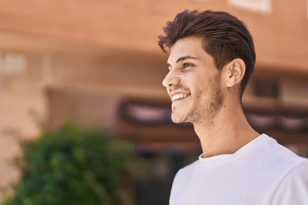 Jovem Hispânico Sorrindo Confiante Olhando Para Lado Parque — Fotografia de Stock