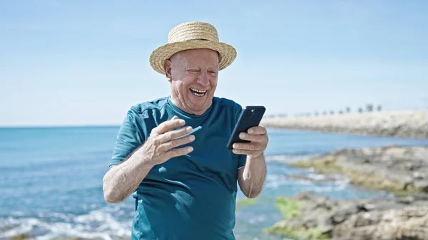 Starszy Siwowłosy Mężczyzna Turysta Noszenie Letni Kapelusz Pomocą Smartfona Nad — Zdjęcie stockowe