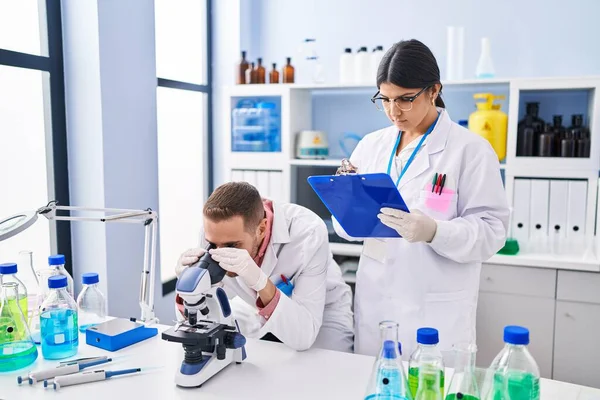 Man Woman Wearing Scientists Uniform Using Microscope Laboratory — Stock Photo, Image