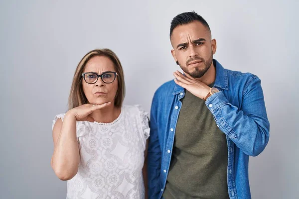 ヒスパニック系の母親と息子はナイフとして手で喉を切断一緒に立って 激怒暴力で侵略を脅かす — ストック写真