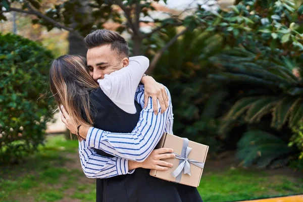 Man Woman Couple Hugging Each Other Surprise Birthday Gift Park — Foto Stock