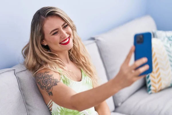 Young Beautiful Hispanic Woman Make Selfie Smartphone Sitting Sofa Home — Foto de Stock