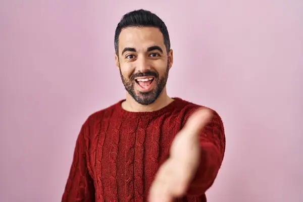 Junger Hispanischer Mann Mit Bart Trägt Lässigen Pullover Über Rosa — Stockfoto