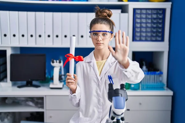 Девочка Подросток Работающая Лаборатории Ученого Держит Степень Открытой Рукой Делает — стоковое фото