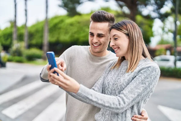 Man Woman Couple Hugging Each Other Using Smartphone Street — Foto Stock