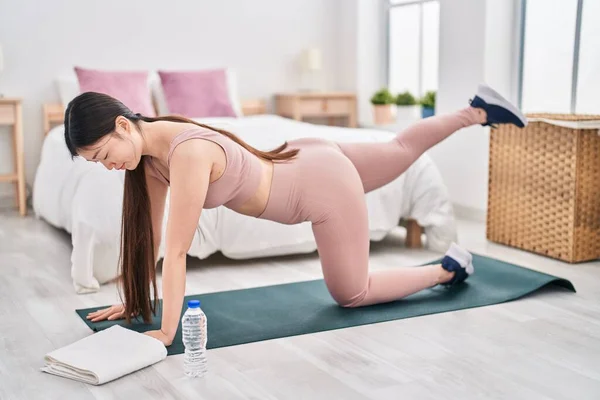 Chinese Vrouw Stretching Slaapkamer — Stockfoto