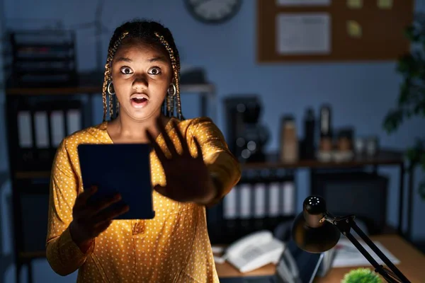Mulher Afro Americana Com Tranças Trabalhando Escritório Noite Com Tablet — Fotografia de Stock