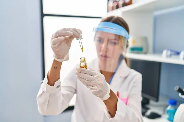 Joven Mujer Hispana Científica Vertiendo Líquido Botella Laboratorio —  Fotos de Stock