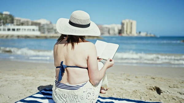Middle Age Hispanic Woman Tourist Sunbathing Sitting Towel Reading Book — Stock Photo, Image