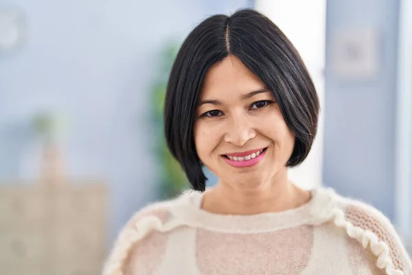 Νεαρή Κινέζα Γυναίκα Χαμογελά Αυτοπεποίθηση Στέκεται Στο Σπίτι — Φωτογραφία Αρχείου