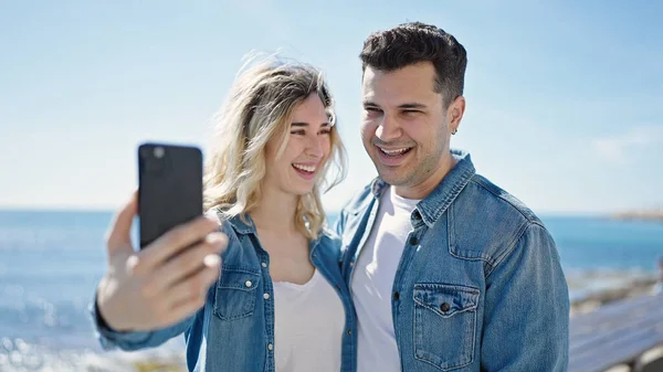 Man Vrouw Paar Samen Staan Maken Selfie Door Smartphone Aan — Stockfoto