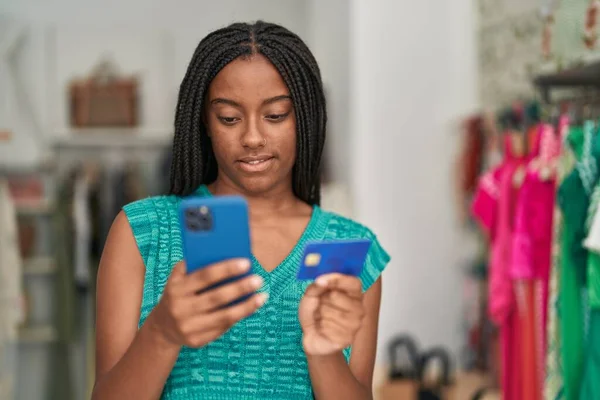 Cliente Afroamericano Usando Smartphone Tarjeta Crédito Tienda Ropa — Foto de Stock