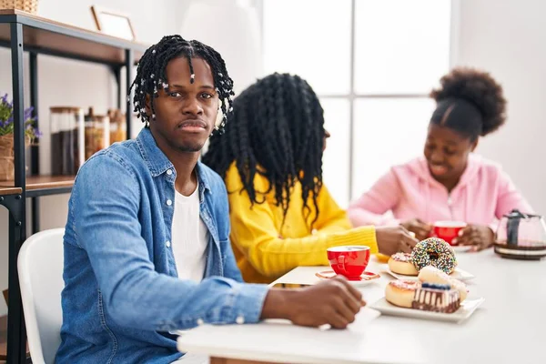 Grupa Trzech Młodych Czarnych Ludzi Siedzi Stole Mając Postawę Myślenia — Zdjęcie stockowe