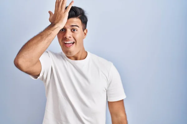 Hispanic Man Standing Blue Background Surprised Hand Head Mistake Remember — Stockfoto