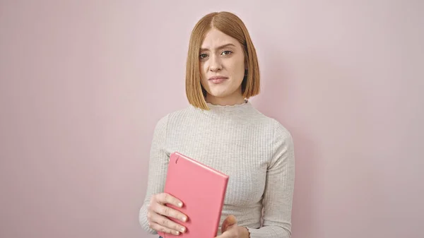 Mladá Blondýna Žena Drží Knihu Přes Izolované Růžové Pozadí — Stock fotografie