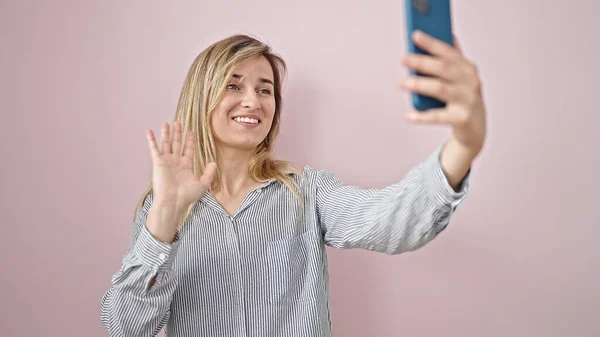Ung Blond Kvinna Ler Säker Med Videosamtal Över Isolerade Rosa — Stockfoto