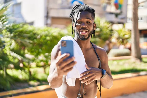 African American Woman Shirtless Smiling Confident Having Video Call Park — ストック写真
