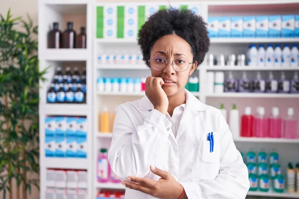 Gyönyörű Afrikai Göndör Hajjal Dolgozik Gyógyszertár Gyógyszertárban Úgy Néz Stresszes — Stock Fotó