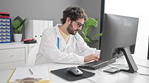 Νεαρός Ισπανόφωνος Γιατρός Που Χρησιμοποιεί Υπολογιστή Που Εργάζεται Στην Κλινική — Φωτογραφία Αρχείου