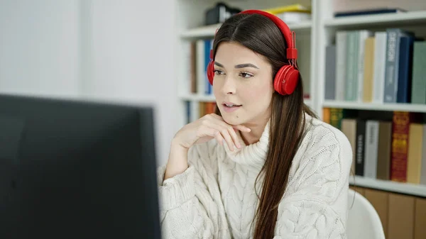 Mladý Krásný Hispánka Studentka Úsměv Jistý Video Call Univerzitě Učebna — Stock fotografie