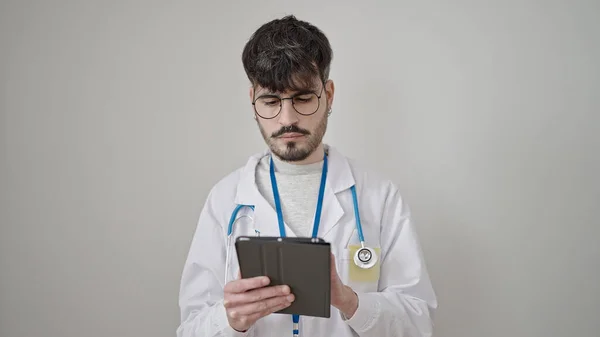 Νεαρός Ισπανόφωνος Γιατρός Χρησιμοποιώντας Touchpad Πάνω Από Απομονωμένο Λευκό Φόντο — Φωτογραφία Αρχείου