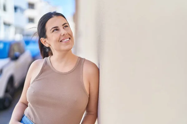 Young Beautiful Hispanic Woman Smiling Confident Looking Side Street — Photo