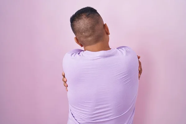 Young Hispanic Man Standing Pink Background Hugging Oneself Happy Positive — Stock Photo, Image