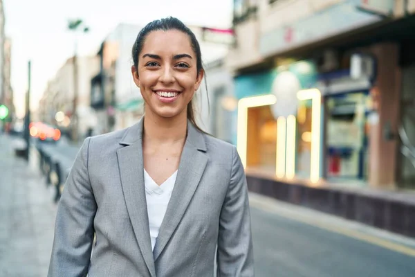 Genç Güzel Spanyol Kadın Yönetici Gülümseyerek Caddede Duruyor — Stok fotoğraf