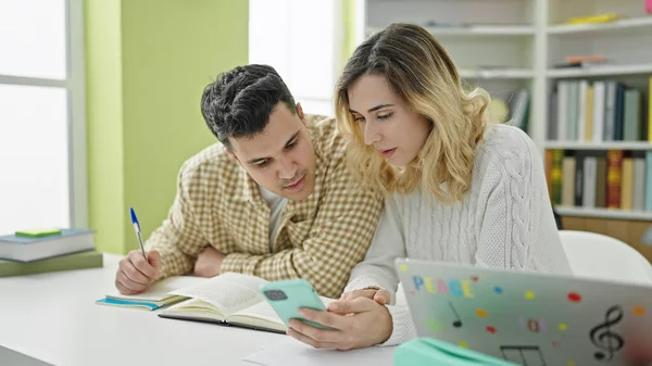 Estudiantes Ambos Sexos Estudian Juntos Usando Smartphone Universidad Bibliotecas — Foto de Stock
