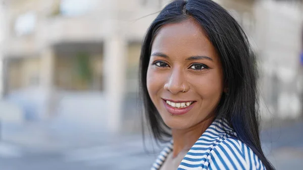 Mujer Afroamericana Sonriendo Confiada Pie Calle — Foto de Stock