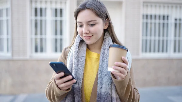 Genç Sarışın Kadın Akıllı Telefon Kullanıyor Sokakta Kahve Içiyor — Stok fotoğraf