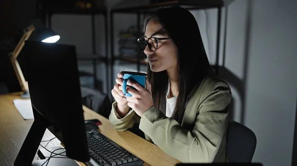 Junge Schöne Hispanische Geschäftsfrau Benutzt Büro Einen Computer Der Kaffee — Stockfoto