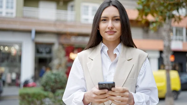 Mladá Krásná Hispánská Žena Pomocí Smartphone Usmívá Ulici — Stock fotografie