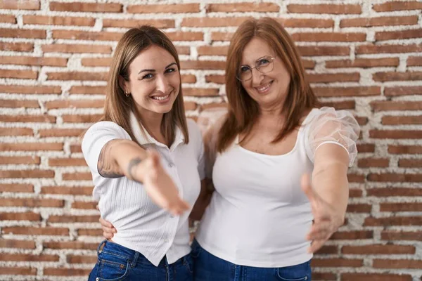 Ισπανίδα Μητέρα Και Κόρη Φορώντας Casual Λευκό Πουκάμισο Χαμογελώντας Φιλικό — Φωτογραφία Αρχείου