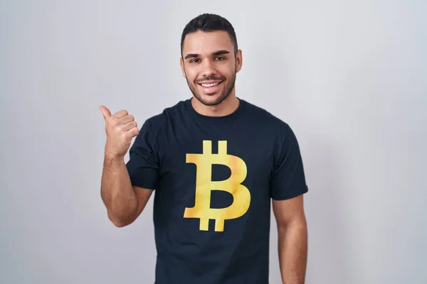 Joven Hombre Hispano Con Camiseta Bitcoin Apuntando Espalda Con Mano —  Fotos de Stock