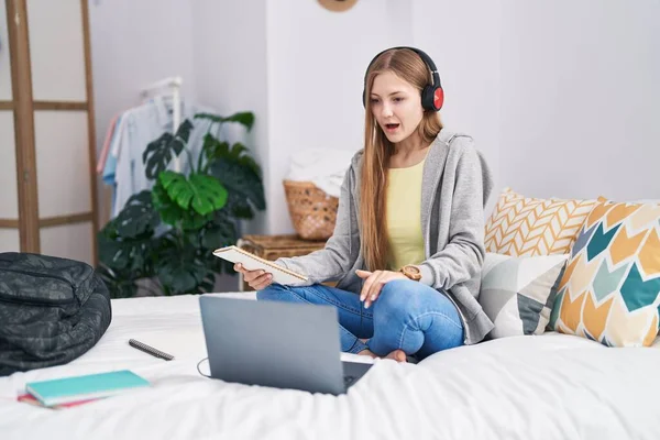 Νεαρή Καυκάσια Γυναίκα Σπουδάζει Φορητό Υπολογιστή Κάθεται Στο Κρεβάτι Φοβισμένη — Φωτογραφία Αρχείου