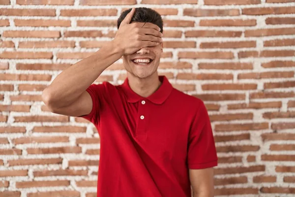 Homem Hispânico Jovem Sobre Paredes Tijolos Sorrindo Rindo Com Mão — Fotografia de Stock